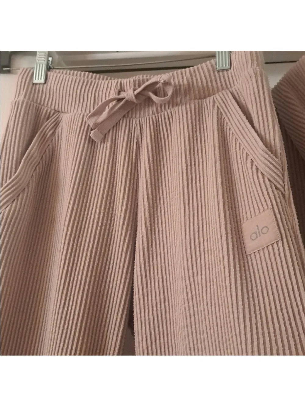 ALO Yoga Ribbed Lounge Top in Light Taupe